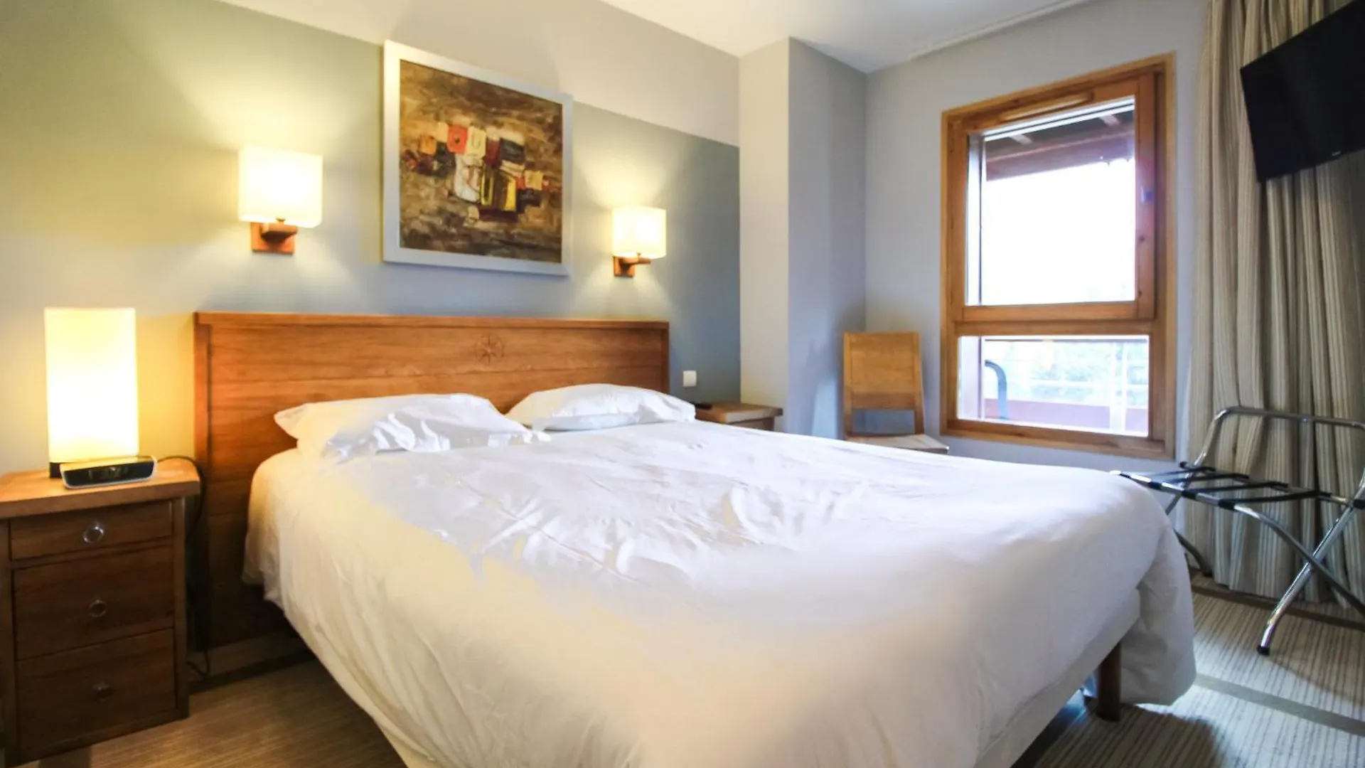 Stunning 3-Bedroom Apartment With Mountain Views location